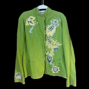 Linen jacket with floral details, working pockets and button closures