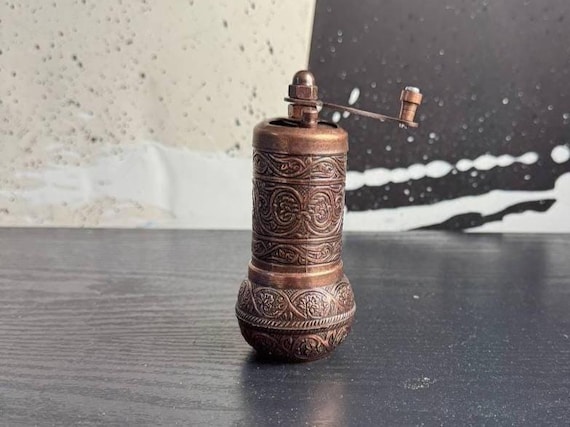 Handmade Turkish Spice Grinder – Manual Pepper Mill for Salt, Coriander & Herbs | Antique Design | Plastic-Free Kitchen Mill