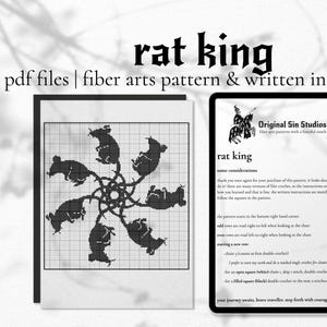 Puede incluir: Imagen en blanco y negro que presenta un patrón de crochet titulado "rat king". El patrón se muestra en una cuadrícula, con un diseño central de ratas dispuestas en un patrón circular. El texto incluye "pdf files | fiber arts pattern & written instructions."