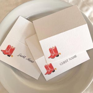 Cartões de lugar com nome de arte de botas ocidentais, evento com tema de rodeio, casamento com música country, cartões de lugar., botas ilustradas à mão, botas de celeiro personalizadas