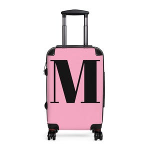 Maleta de viaje con monograma de una sola letra en rosa y negro: elegante, ligera y llamativa, ideal para vacaciones, viajes, universidad y amantes de la moda.