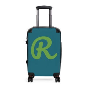 Estuche de viaje con monograma de una sola letra en verde azulado y verde manzana. Equipaje de mano elegante, ligero y audaz para vacaciones, viajes, universidad y amantes de la moda.