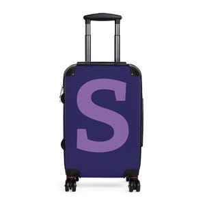 Maleta de viaje con monograma de una sola letra y violeta. Equipaje de mano ligero, elegante y personalizado para vacaciones, viajes, universidad y amantes de la moda.