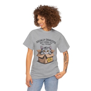 T-shirt pour femmes chats socialement épuisés, chemise chat drôle, t-shirt graphique pour femmes, cadeau pour introvertis, t-shirt animaux mignons, tenue de week-end