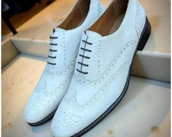 Zapatos de vestir brogue de cuero blanco para hombre hechos a mano