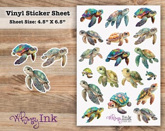 Pode incluir: Uma folha de adesivos de vinil de 11,43 cm por 16,51 cm com várias ilustrações de tartarugas marinhas em várias cores e poses. A folha inclui o texto Vinyl Sticker Sheet e Whimsy Ink.