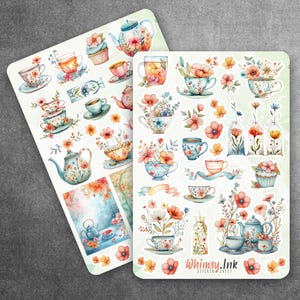 Puede incluir: Dos hojas de pegatinas rectangulares con ilustraciones en acuarela de tazas de té florales, teteras, cupcakes y etiquetas botánicas. Los diseños incluyen varias flores en tonos naranja, rojo y azul. El texto Whimsy.Ink está impreso en la parte inferior.