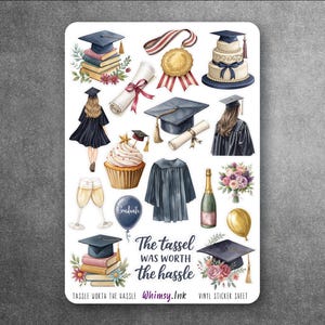 Könnte beinhalten: Ein Stickerbogen mit Illustrationen zum Thema Abschluss. Enthält einen Abschluss-Hut, eine Urkunde, einen Kuchen, Champagner und einen Cupcake. Der Text "The tassel was worth the hassle" ist ebenfalls vorhanden.