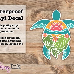 Puede incluir: Una pegatina de vinilo impermeable con forma de tortuga marina con un gráfico colorido de un sol, olas y flores tropicales. El texto dice: Waterproof Vinyl Decal, High quality vinyl laminated for extra protection, Great for car decals, water bottles, tumblers, phone cases, laptops, etc, Whimsy Ink.