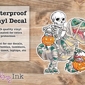 Adesivo de vinil à prova d'água com múmia T-Rex e esqueleto de doces ou travessuras | Adesivo para carro, adesivo para janela, adesivo para laptop, adesivos para copo