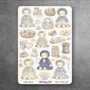 Puede incluir: Una hoja de pegatinas con ilustraciones de acuarela de muñecas, carretes de hilo, botones y utensilios de costura. Las muñecas visten gorros y vestidos en tonos azules y crema. El texto "Linen Lovelies" y "Whimsy.Ink" son visibles.