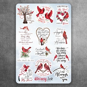 Könnte beinhalten: Ein Set mit 10 Aufklebern zum Thema roter Kardinal mit inspirierenden Zitaten und Sprüchen. Die Aufkleber zeigen Aquarell-Illustrationen von Kardinälen, Herzen und Blumen. Die Zitate beinhalten "Wir sind immer bei dir", "Ich glaube, es gibt Engel unter uns", "Ein großes Stück meines Herzens lebt im Himmel", "Ich glaube an Engel, weil ich im Himmel angekommen bin", "Wenn Engel in der Nähe sind", "Ich habe dich dein ganzes Leben lang geliebt", "Du bist vielleicht aus meinem Blickfeld verschwunden, aber du bist nie aus meinem Herzen verschwunden", "Wir wissen, dass du heute hier wärst, wenn der Himmel nicht so weit weg wäre", und "Ich bin immer bei dir".
