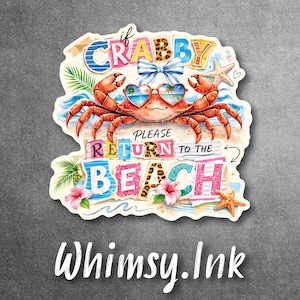 Puede incluir: Una pegatina caprichosa con un cangrejo de dibujos animados con gafas de sol en forma de corazón. La pegatina dice "If Crabby Please Return to the Beach" en letras coloridas y juguetonas, con estrellas de mar y detalles florales. El texto "Whimsy.Ink" está en la parte inferior.