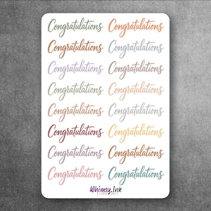 Può includere: Un foglio di adesivi con la scritta "Congratulazioni" in corsivo, ripetuta in vari colori, tra cui arancione, viola e verde. Gli adesivi hanno uno sfondo bianco, con il nome del marchio "Whimsy.Ink" in basso.