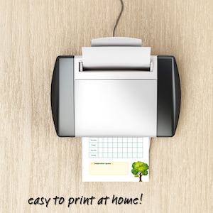 K&ouml;nnte beinhalten: Ein wei&szlig;er Drucker mit schwarzem Rand druckt einen Wochenplaner mit einem gr&uuml;nen Raster und einem Bereich f&uuml;r "Feierfl&auml;che". Der Planer hat eine kleine Illustration eines gr&uuml;nen Baumes. Der Drucker steht auf einer hellbraunen Holzoberfl&auml;che.