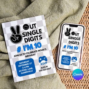 Può includere: Un invito di compleanno con sfondo a scacchi e la scritta "Out Single Digits # I'm 10". L'invito include i dettagli per la festa di compleanno di Noah, con un segno di pace e un'icona del controller di gioco.