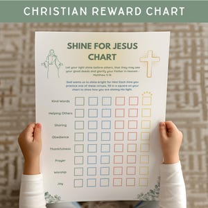 Puede incluir: Un cuadro de recompensas cristiano titulado "Shine for Jesus Chart" con texto y un gráfico de cruz. El cuadro incluye espacios para rastrear virtudes como palabras amables, ayudar a los demás y compartir. El cuadro está sostenido por una persona.