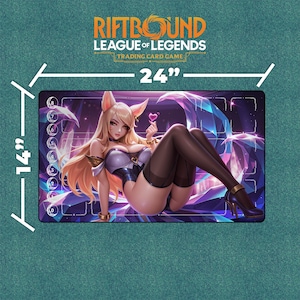 Puede incluir: Alfombrilla de juego rectangular Riftbound League of Legends. Presenta una ilustración de personaje con cabello rubio, vestida con un atuendo morado y negro y medias negras. La alfombrilla mide 61 cm de largo y 36 cm de ancho.