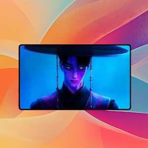 Puede incluir: Arte digital de un personaje con piel púrpura, ojos amarillos y un sombrero negro. El personaje tiene una expresión seria y está situado sobre un fondo azul. La imagen está enmarcada por un rectángulo negro.