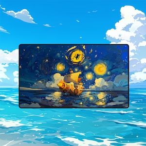 Puede incluir: Alfombrilla de ratón rectangular con una ilustración estilizada de un barco navegando sobre el agua bajo un cielo estrellado. La obra de arte es al estilo de Van Gogh, con azules, amarillos y naranjas arremolinados.