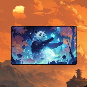 Puede incluir: Impresión de arte digital que presenta un oso panda en un entorno de bosque místico. El panda, en blanco y negro, está rodeado de orbes azules brillantes y follaje exuberante. El fondo muestra una puesta de sol naranja y una cordillera.
