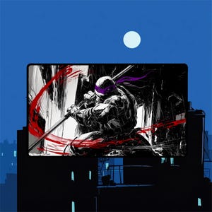 Puede incluir: Impresión artística digital que representa a una Tortuga Ninja en acción. La obra de arte es principalmente en blanco y negro con toques de rojo y morado. La tortuga ninja está en una azotea bajo un cielo nocturno azul con luna llena.