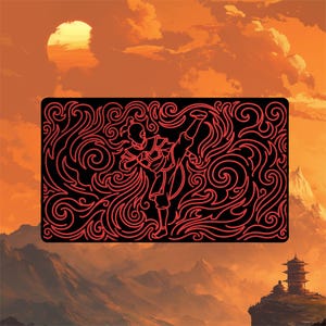 Peut inclure: Graphique rectangulaire noir avec un contour rouge d'un artiste martial effectuant un coup de pied, sur fond tourbillonnant. L'œuvre est placée sur un fond de coucher de soleil avec des montagnes et une pagode.