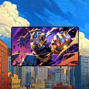 Op de afbeelding: Een rechthoekige bureaumat met een stripboekachtige illustratie van het personage Thanos. De paarsgekleurde figuur draagt een gouden harnas en een handschoen met gloeiende gekleurde stenen tegen een achtergrond van paarse energie.