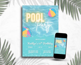 Può includere: Un invito a una festa in piscina con sfondo turchese, con le parole "POOL Party" in giallo e in scrittura bianca. Include palloni da spiaggia e uno smartphone che mostra lo stesso design. L'invito è per il 13° compleanno di Kaitlyn.