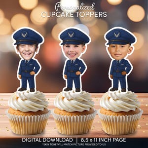 Puede incluir: Tres adornos personalizados para cupcakes con figuras estilo caricatura en uniformes azules de la Fuerza Aérea con gorras. Cada figura tiene un rostro infantil diferente. El texto dice Personalized CUPCAKE TOPPERS y DIGITAL DOWNLOAD.