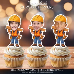 Könnte beinhalten: Drei Cupcakes mit personalisierten Cartoon-Bauarbeiter-Toppern. Jeder Topper zeigt das Gesicht eines Kindes mit gelbem Helm, orangefarbener Weste und blauer Jeans, das ein Holzbrett und Werkzeuge hält. Der Text "Personalized CUPCAKE TOPPERS" steht oben.
