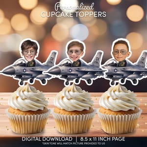 Puede incluir: Tres adornos personalizados para cupcakes con un recorte de avión de combate con una cabeza de persona usando gafas de aviador en la cabina. El texto dice Personalized CUPCAKE TOPPERS y DIGITAL DOWNLOAD 8.5 x 11 INCH PAGE.