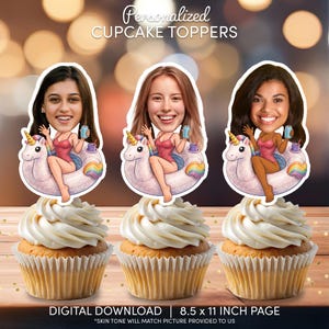 Op de afbeelding: Drie cupcakes met gepersonaliseerde taarttoppers. De toppers tonen cartoon illustraties van mensen op eenhoorn zwembanden. De tekst "Personalized CUPCAKE TOPPERS" en "DIGITAL DOWNLOAD | 8.5 x 11 INCH PAGE" is inbegrepen.
