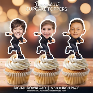 Könnte beinhalten: Drei Cupcakes mit weißem Zuckerguss, jeweils gekrönt von einem personalisierten Cartoon-Bild eines Kindes, das Inlineskaten fährt. Der Text "Personalized CUPCAKE TOPPERS" steht oben. Der Text unten lautet "DIGITAL DOWNLOAD | 21,6 x 27,9 CM SEITE".