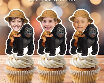 Op de afbeelding: Drie gepersonaliseerde cupcake-toppers met een cartoonafbeelding van een kind dat een safarihoed draagt en op een gorilla rijdt. De toppers zijn afgedrukt op 8,5 x 11 inch papier en zijn een digitale download.