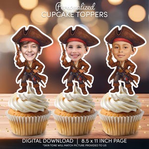 Può includere: Tre cupcake sormontati da decorazioni personalizzate per cupcake a tema pirata. Ogni decorazione presenta un'illustrazione a cartoni animati di un bambino vestito da pirata, con una pistola. Il testo "Personalized CUPCAKE TOPPERS" è in alto. La dimensione della pagina è 21,6 x 27,9 cm.
