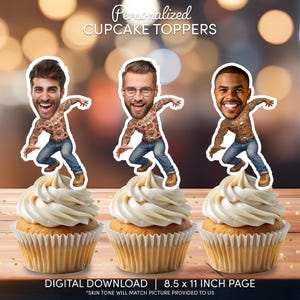 Könnte beinhalten: Drei Cupcakes mit personalisierten Cartoon-Figuren als Topping. Die Figuren tragen Jeans und Stiefel und haben Tätowierungen. Die Cupcakes haben weißes Frosting. Der Text auf dem Bild lautet "Personalized CUPCAKE TOPPERS" und "DIGITAL DOWNLOAD | 21,6 x 27,9 CM SEITE".