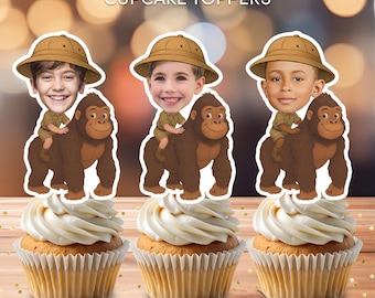 Op de afbeelding: Drie gepersonaliseerde cupcake-toppers met een kind dat een safarihoed draagt en op een bruine gorilla rijdt. De toppers zijn geprint op 8,5 x 11 inch papier en zijn een digitale download.