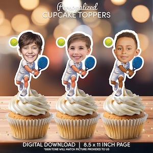 Puede incluir: Tres cupcakes cubiertos con adornos personalizados con temática de tenis. Cada adorno presenta una ilustración de dibujos animados de un niño jugando al tenis, sosteniendo una raqueta azul y una pelota de tenis amarilla. El texto "Personalized CUPCAKE TOPPERS" está en la parte superior.
