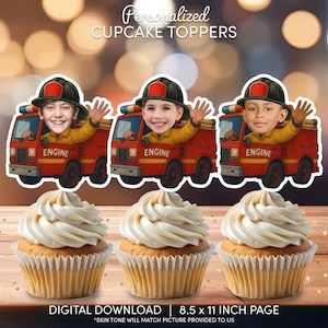 Op de afbeelding: Drie cupcakes met witte glazuur worden weergegeven onder gepersonaliseerde cupcake toppers. De toppers tonen kindergezichten in brandweeruniformen, rijdend in rode brandweerwagens. De tekst "Personalized CUPCAKE TOPPERS" en "DIGITALE DOWNLOAD | 21,6 x 27,9 cm PAGINA" zijn ook zichtbaar.