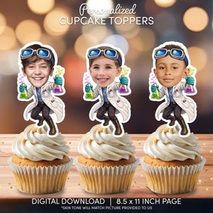 Peut inclure: Trois cupcakes surmontés de décorations de gâteaux personnalisées en forme de scientifiques de dessins animés. Chaque décoration représente le visage d'un enfant portant des lunettes et une blouse de laboratoire, tenant des béchers avec des liquides colorés. Le texte "Personalized CUPCAKE TOPPERS" est en haut. La taille de la page est de 21,6 x 27,9 cm.