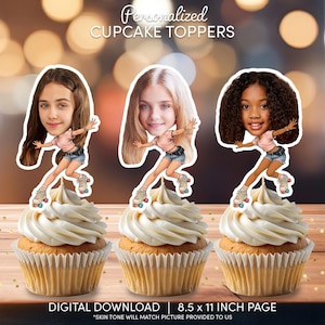 Puede incluir: Tres cupcakes con adornos personalizados que muestran ilustraciones de dibujos animados de chicas patinando. Los adornos tienen el texto "Personalized CUPCAKE TOPPERS" y "DESCARGA DIGITAL | PÁGINA DE 21,6 x 27,9 CM". Los cupcakes tienen glaseado blanco.