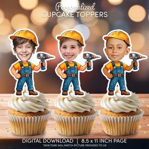 Puede incluir: Tres toppers de cupcake imprimibles con trabajadores de la construcción de dibujos animados que llevan cascos amarillos y monos azules. Cada topper tiene un taladro en la mano. Los toppers se imprimen en una página de 8,5 x 11 pulgadas. El tono de piel coincidirá con la imagen proporcionada.