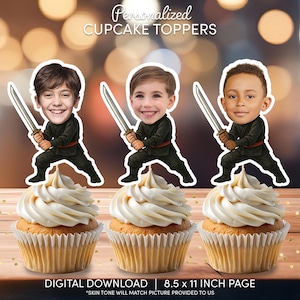Puede incluir: Tres toppers de cupcake imprimibles con ninjas de dibujos animados con espadas. Cada topper tiene la cara y el tono de piel de un niño diferente. Los toppers están diseñados para una descarga digital y miden 8,5 x 11 pulgadas.