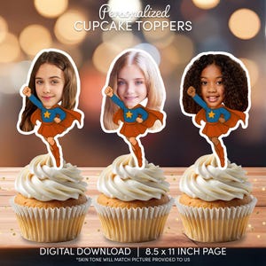 Peut inclure: Trois toppers de cupcake imprimables avec un design de super-héroïne. Chaque topper a le visage d'un enfant différent dans la tête du super-héros. Le texte "Personalized Cupcake Toppers" est en haut de l'image. Le texte "Digital Download | 8.5 x 11 inch page" est en bas de l'image. Le texte "*Skin tone will match picture provided to us" est sous le texte "Digital Download | 8.5 x 11 inch page".