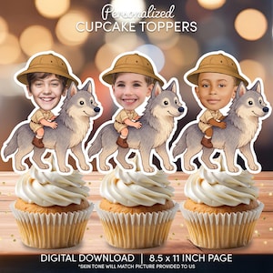 Pode incluir: Toppers de cupcake imprimíveis com um lobo de desenho animado e uma criança usando um chapéu de safari. Os toppers são projetados para download digital e medem 8,5 x 11 polegadas.