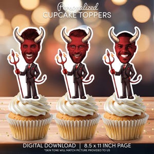 Può includere: Tre topper per cupcake stampabili con personaggi di cartoni animati diabolici con corna rosse, un forcone e una coda. I personaggi indossano abiti neri e hanno diversi toni della pelle. Il testo "Personalized CUPCAKE TOPPERS" è nella parte superiore dell'immagine. Il testo "DIGITAL DOWNLOAD | 8.5 x 11 INCH PAGE" è nella parte inferiore dell'immagine. Il testo "*SKIN TONE WILL MATCH PICTURE PROVIDED TO US" è sotto il testo nella parte inferiore dell'immagine.