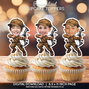 Peut inclure: Trois cupcakes surmontés de décorations personnalisées sur le thème de l'archer. Chaque décoration présente une illustration de dessin animé d'une personne en tenue de camouflage tenant un arc et une flèche. Le texte "Personalized CUPCAKE TOPPERS" est en haut.