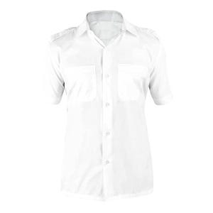 Puede incluir: Una camisa blanca de manga corta con dos bolsillos en el pecho y cierre de botones. La camisa tiene un cuello clásico y charreteras en los hombros. La tela parece ser un material ligero.