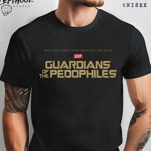 Może przedstawiać: Czarny, unisexowy t-shirt ze złotym napisem "GUARDIANS OF THE PEOOPHILES". Koszulka zawiera również tekst "FROM THE PEOPLE WHO BROUGHT YOU MAGA" i "GOP" w kolorze czerwonym. Koszulka pochodzi z LeftHook studio.